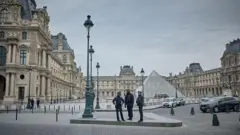 Louvre Müzesi önünde polisler bekliyor - 19 Ekim 2025