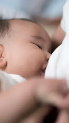 Aworan ọmọ kan to n mu ọmu