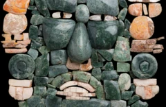 หน้ากากทำจากหยกและเปลือกหอย ซึ่งฝังอยู่กับพระศพของกษัตริย์ “ทีคับชาก” (Te’ Kab Chaak)