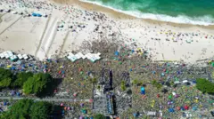 Vista aérea de apoiadores de Bolsonaro durante um ato na praia de Copacabana, em abril de 2024, no Rio de Janeiro