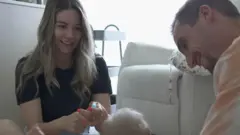 Antonia Miskolczi e seu parceiro, brincando com seu bebê