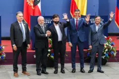 O presidente do Chile, Gabriel Boric Font (C), é visto com os presidentes do Brasil, Luiz Inácio Lula da Silva (E2); da Espanha, Pedro Sánchez (D2); do Uruguai, Yamandú Orsi (E); e da Colômbia, Gustavo Petro (D)