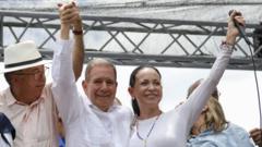 Edmundo González Urrutia y María Corina Machado en un acto político en La Victoria, estado Aragua, el 18 de mayo de 2024.