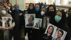 بستگان و مادران داغدار تعدادی از قربانیان هواپیمای اوکراینی در دادسرای نظامی تهران