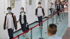 উহানের একটি স্কুলে ঢুকছে শিক্ষার্থীরা
