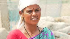 ஜல்லிக்கட்டுக் காளை வளர்க்கும் பெண் ஒருவரின் புகைப்படம் 