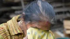 तस्वीर में निठारी हत्याकांड की दस साल की लड़की की मां हैं.