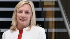 ခရစ်စတင်း ဟိုးလ်ဂိတ်က နာရီတွေဟာ တာဝန်ထမ်းဆောင်မှုကောင်းတဲ့ ဝန်ထမ်းတွေကို ဆုချီးမြှင့်တာလို့ဆို