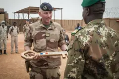 Clé symbolique du camp Barkhane remis à un officier malien.