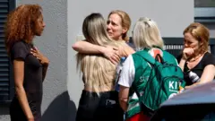 Varias mujeres se abrazan tras el atentado en Graz.