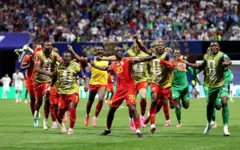 Yoane Wissa (n° 20) de la RD Congo célèbre avec ses coéquipiers après avoir inscrit le troisième but de l'équipe lors du match du groupe K des éliminatoires de la Coupe du Monde de la FIFA 2026 opposant la RD Congo à l'Ouzbékistan, au stade d'Atlanta, le 27 juin 2026 à Atlanta (Géorgie). 