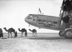  د ۱۹۳۴ کال په اپریل کې، د اوښانو یوه قافله په ګوادر کې د "امپیریل ایرویز" اړوند د هینډلي پیج ایچ.پي ۴۲ (Handley Page H.P.42) ډوله مسافر وړونکې الوتکې، چې نوم یې 'هانو' و، تر څنګ تېرېږي. ګوادر هغه وخت د عربو بحیرې پر غاړه د عمان تر واک لاندې یوه بهرنۍ خاوره وه. ګوادر په ۱۹۵۸ کال کې د پاکستان برخه شو.