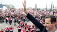 بشار اسد به حامیانش دست تکان می‌دهد