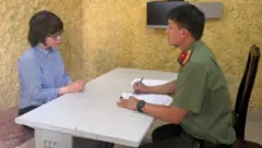 Bà Nguyễn Thúy Hằng làm việc với công an