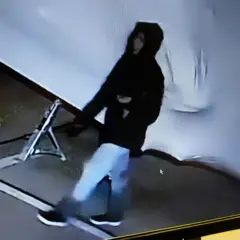 Última aparição de Vitória nas câmeras de segurança. Ela está usando um casaco preto, com capuz