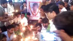 राखी को श्रद्धांजलि देते लोग