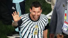 Lionel Messi tras anotar su tercer gol durante el partido entre Argentina y Argelia en Kansas City, Estados Unidos, el 16 de junio de 2026. 