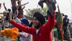 Agricultores celebran in Singhu. 19 de noviembre, 2021