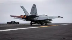 جېټ الوتکه له جرالډ د الوتو په حال کې ده.