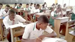 Awọn akẹkọọ kan n kọwe idanwo