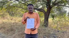 पीक विमा योजनेत सहभागी झाल्याची पावती दाखवताना नागोराव सोळंके.