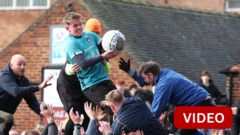 பிரிட்டனில் நூற்றுக்கும் மேற்பட்டோர் விளையாடும் பழங்கால கால்பந்து