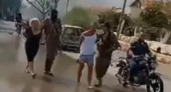 इसराइल के किबुट्ज़ बीरी में हमास चरमपंथियों के कब्जे में इसराइली बंधक.