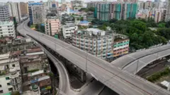 ঢাকায় গত এক দশকে অনেকগুলো ফ্লাইওভার তৈরি করা হয়েছে। 