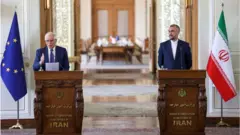 وزير خارجية إيران، حسين أمير عبد اللهيان يحضر مؤتمرا صحفيا مع الممثل الأعلى للاتحاد الأوروبي للشؤون الخارجية والسياسة، جوزيب بوريل، في طهران في 25 يونيو/ حزيران