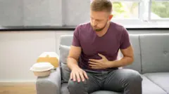 Un hombre se lleva la mano al estómago