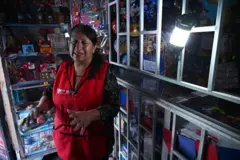 Mulher em loja durante apagão