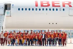 El presidente de la Real Federación Española de Fútbol, Rafael Louzán, el seleccionador de España, Luis de la Fuente, y el capitán Rodri llegan con el trofeo de la Copa Mundial de la FIFA al aeropuerto Adolfo Suárez Madrid-Barajas, tras la victoria de España sobre Argentina en la final de la Copa Mundial de la FIFA 2026, en Madrid, España, el 20 de julio de 2026.