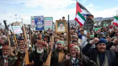 هواداران حوثیها در تجمعی در حمایت از ایران در صنعا، ۲۷ مارس