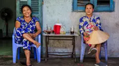 Dua perempuan Vietnam menikmati kopi bersama