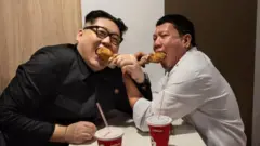 Kim Jong Un (kushoto)akiwa na Rodrigo Duterte , pia hupenda vyakula vya haraka vya kampuni za Mc Donalds na KFC
