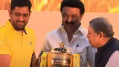 ஐ.பி.எல் 2021 வெற்றிக் கோப்பையுடன் மகேந்திர சிங் தோனி, தமிழ்நாடு முதல்வர் மு.க. ஸ்டாலின் மற்றும் சென்னை சூப்பர் கிங்ஸ் அணியின் உரிமையாளர் சீனிவாசன்.