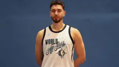 Şengün, all star uniformasıyla poz veriyor.