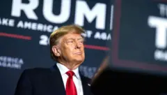 Laifukan sun hada da hada baki, maganganun karya da kuma rike wasu takardu ba bisa ka'ida ba, in ji lauyan Mista Trump.