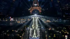 Vista aérea de la Torre Eiffel y los anillos olímpicos iluminados durante la ceremonia de apertura de los Juegos Olímpicos de París 2024.