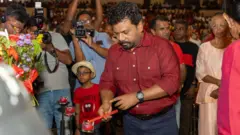 ජනතා විමුක්ති පෙරමුණ, පෙරටුගාමී සමාජවාදි පක්ෂය ප්‍රමුඛ පිරිස් දකුණේ දී ඉල් මහා විරුවන් ලෙස එම විරුවන් ස්මරණය කරද්දි උතුරු නැගෙනහිර ජනතාව තම අයීතින් වෙනුවෙන් සටන් කර දිවි දුන් තම ඥාති හිතමිත්‍ර ආදීන් මහා විරුවන් ලෙස අනුස්මරණය කරති.