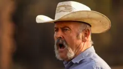 Dave Daley chama seu gado, na California.