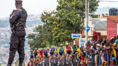 Abasiganwa ku magare bari mu muhanda