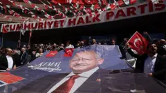 CHP'nin başına geri dönen Kılıçdaroğlu'nun destekçileri 30 Mayıs'ta Ankara'da partinin genel merkezi önünde toplanmıştı