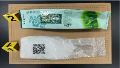 警察證物照片，上方擺放著一個印有中文「鐵觀音」「茶韻」字樣的茶包，下方是一包氯胺酮（韓國濟州地方海洋警察廳發放圖片）偽裝成茶葉的毒品