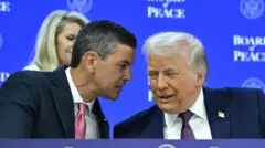 O presidente do Paraguai, Santiago Peña (esq.), conversa com seu homólogo dos Estados Unidos, Donald Trump, durante a reunião do 'Conselho de Paz' no Fórum Econômico Mundial de Davos, na Suíça, em 22 de janeiro de 2026