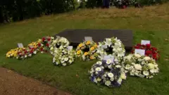 مقام‌های سیاسی و کشوری با گذاشتن تاج گل و برگزاری مراسم یادبود، به پنجاه‌ودو نفری که در۷ ژوئیه ۲۰۰۵ جان باختند، ادای احترام کنند.