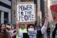 Los manifestantes se congregaron para protestar el martes en el centro de Chicago.