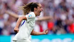 توج المنتخب الانجليزي لكرة القدم النسائية بطلا لأوروبا، لأول مرة في تاريخه، بعد فوزه على نظيره الألماني