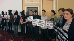 Gülen yapılanması zanlısı öğretmenlerin Türkiye'ye götürülmesi Moldova'da protesto edilmişti