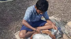 மகாராஷ்டிர மாநிலம் ஜத் மாவட்டத்தில், மாணவர்களுக்கு ரொட்டி செய்யும் போட்டியும் மாணவிகளுக்கு சைக்கிள் போட்டியும் நடத்தி வருகிறது ஒரு அரசுப்பள்ளி.